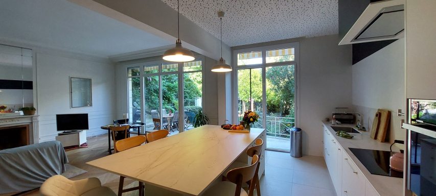 Rénovation d'un intérieur d'une maison vue depuis la cuisine