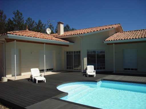 Villa neuve traditionnelle avec piscine